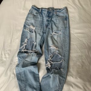 American Eagle Jeans light wash ripped mom jeans size 4
